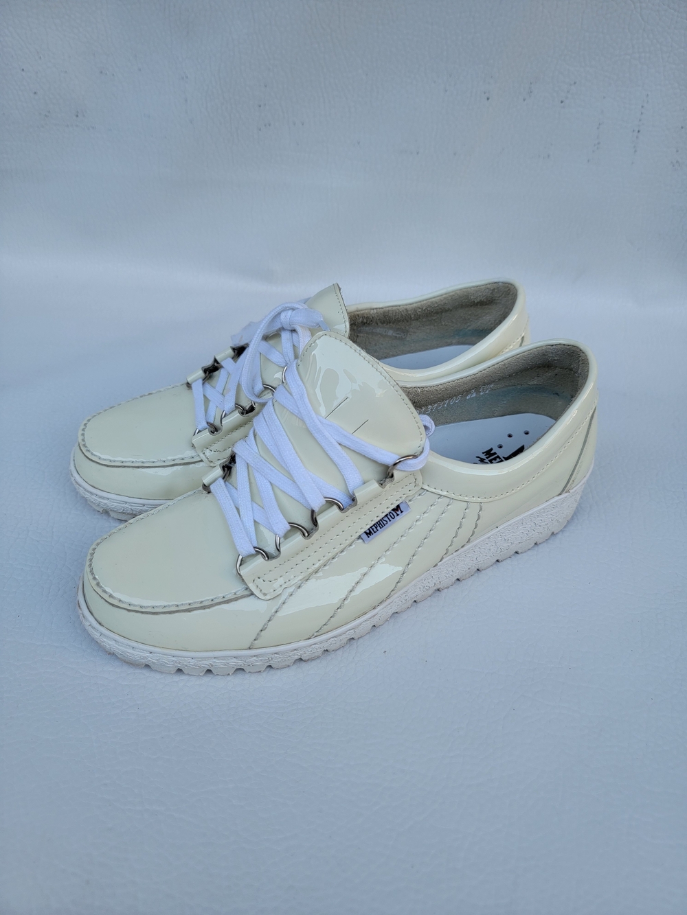 MEPHISTO WOMEN SHOE SIZE 8.5 (EURO 6) WHITE  LEATHER LACE UP  The shoes show sig